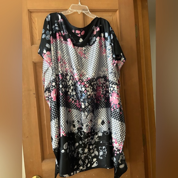 Rare BCBG maxazria Black White Pink Floral Silky Poncho Top Women’s Medium - Picture 2 of 7